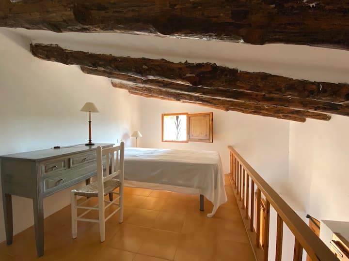 卧室3.夹层有一张小桌子。