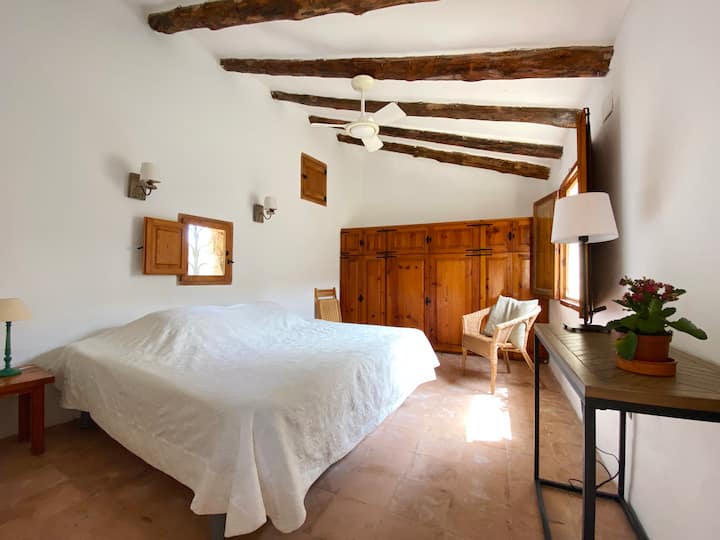 卧室4.露台景观。2张90厘米的床。大橱柜和储物柜。