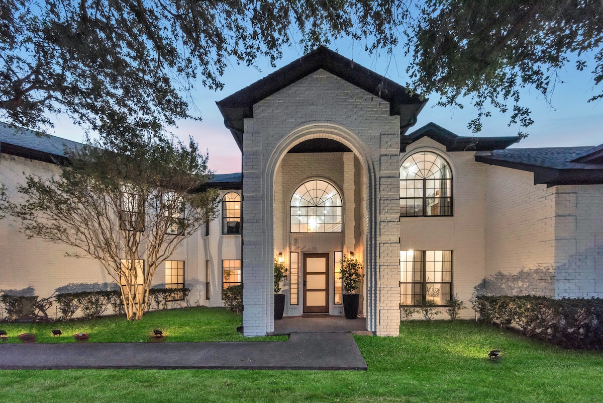Shipp Lakefront Villa pool and lake at sunset in Rowlett