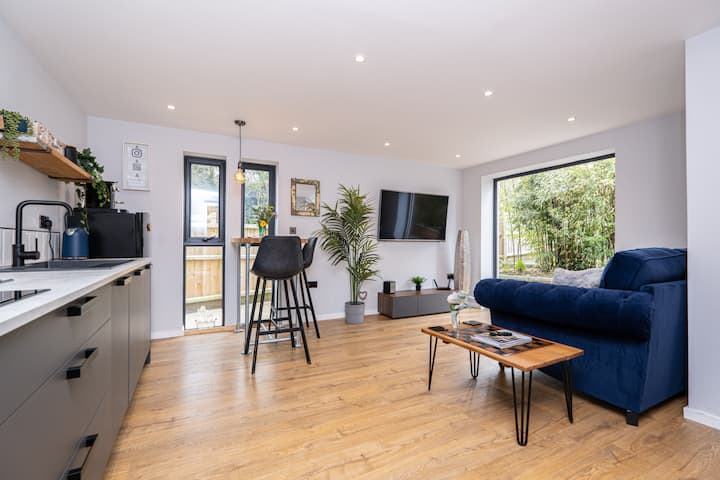 The Bolthole, Sunny Garden Annexe. - Shanklin