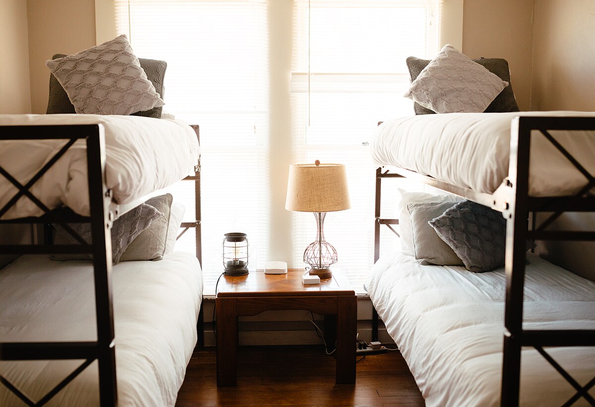 卧室4 ：四张单人双层床