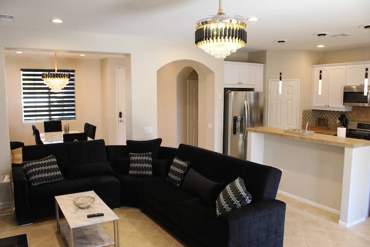 Miracle Nights, With Pool & Spa, Sleeps 16 - Indio, CA