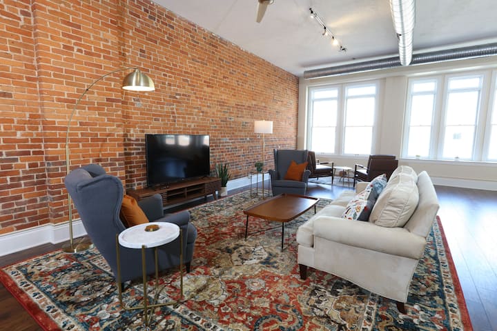 Beautiful 2BR/2BA Loft Apartment Downtown Wooster