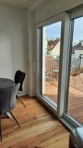 The SKY SUITE MEGA – Vienna Penthouse Suite gallery image 3