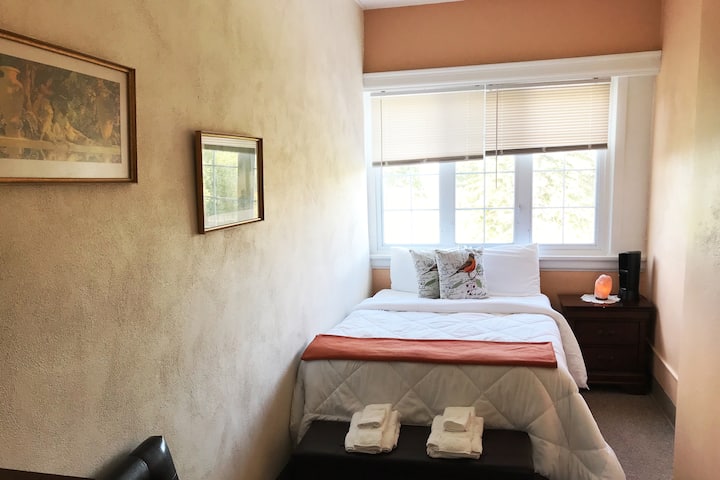 Pisa
Faces the lake, one of seven family suite bedrooms. This one faces the lake. 