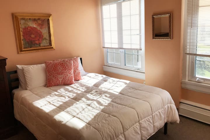 Tieste
One queen bed
Faces the garden with a lake view as well. 
Shared bathroom
