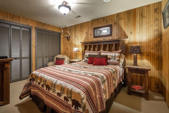 ห้องนอน 4 (ควีนไซส์)
ชั้นล่าง