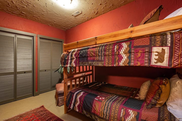 เตียงสองชั้น (ห้องนอน 6)
เตียงแฝดชั้นล่าง
ด้านบนเตียงคู่ด้านล่าง