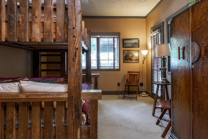 เตียงสองชั้น (ห้องนอนที่ 5)
ชั้นล่าง
บนสุดมีขนาดใหญ่  เตียงสองชั้นด้านล่างเป็นขนาดควีนไซส์