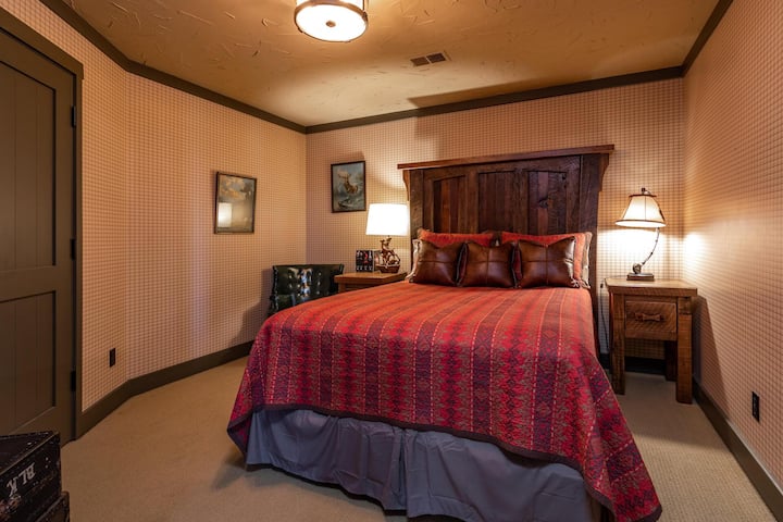 ห้องนอน 7 (ควีนไซส์)
ชั้นล่าง