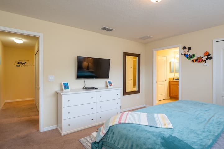 Докато се отпуснете, потопете се в развлечения с включения 42 - инчов смарт телевизор Roku, предлагащ множество опции за гледане с достъп до кабелна телевизия.  