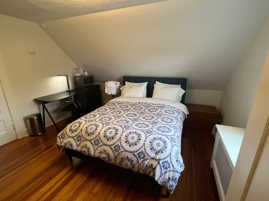 Private queen room in prestigious waterfront home