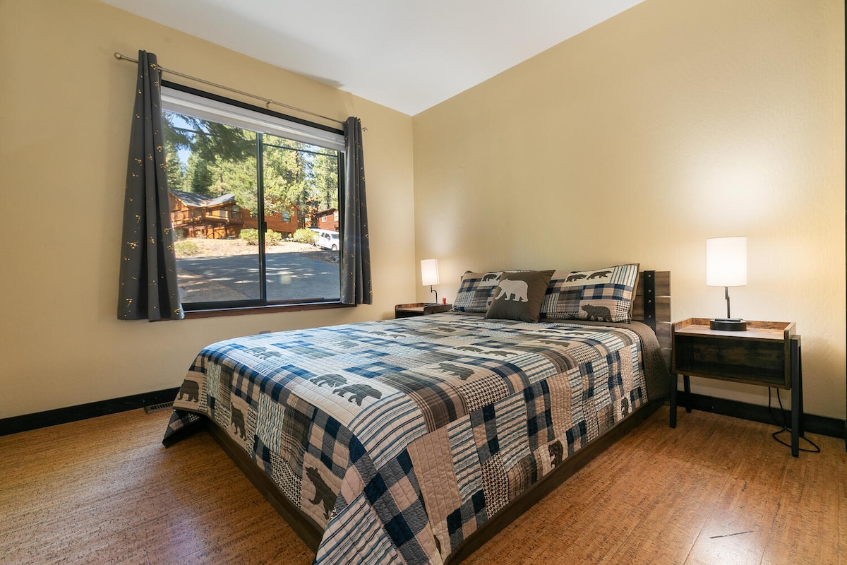 Dhoma e gjumit "queen" është në nivelin kryesor. Me perde të errëta dhe një krevat dopio "queen", është vendi ku mund të flesh gjatë pushimeve të tua!