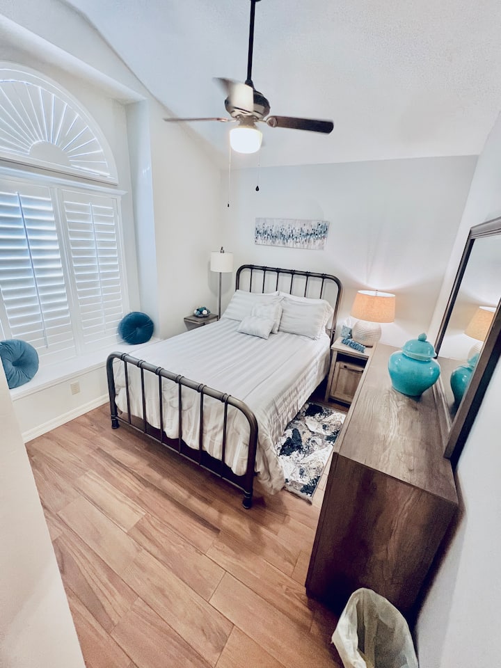 Dhomë vizitorësh me krevat me madhësi të plotë 