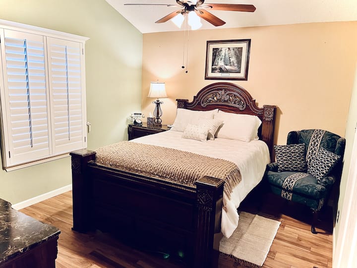 Dhomë gjumi kryesore me krevat dopio "queen", sirtarë të bollshëm dhe dollap me rrota 