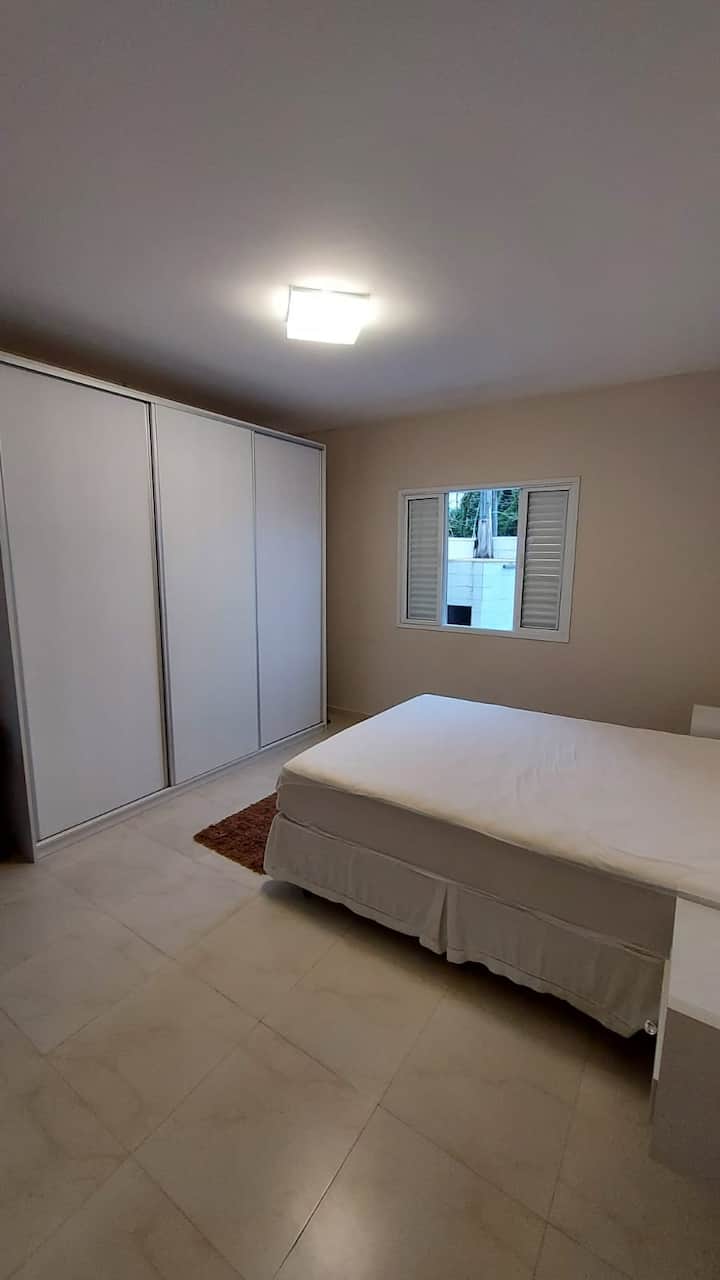 Suitë me krevat dopio "queen" dhe dy dyshekë shtesë tek