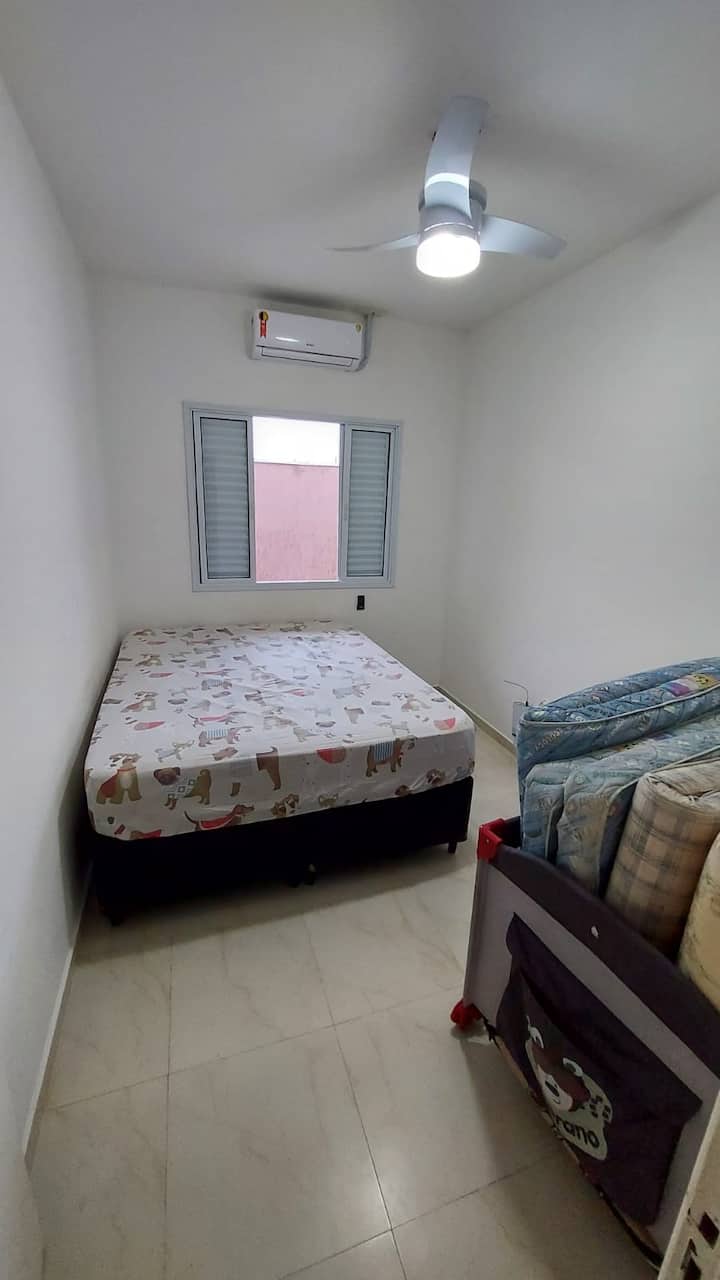 Dhoma e gjumit # 4 me ajër të kondicionuar, ventilator tavani me telekomandë, një krevat dopio me madhësi dopio "queen", një krevat me një kuti dhe një krevat fëmijësh.