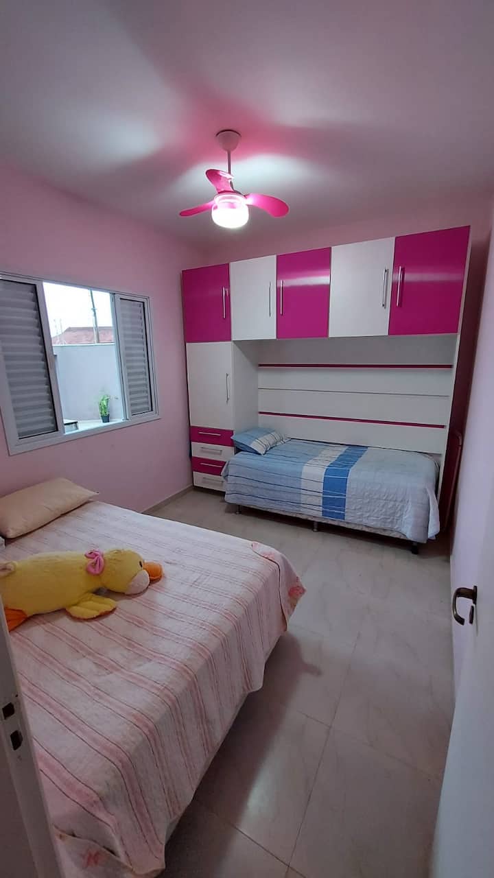 Dhoma e gjumit # 2 me një krevat dopio "queen" dhe një krevat me një kuti.