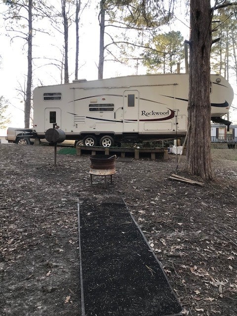 5thwheel camper on Aliceville lake