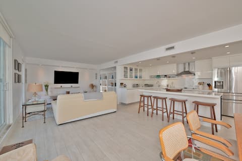 Bell'Aria...lovely 3B/3B Key Biscayne beach condo