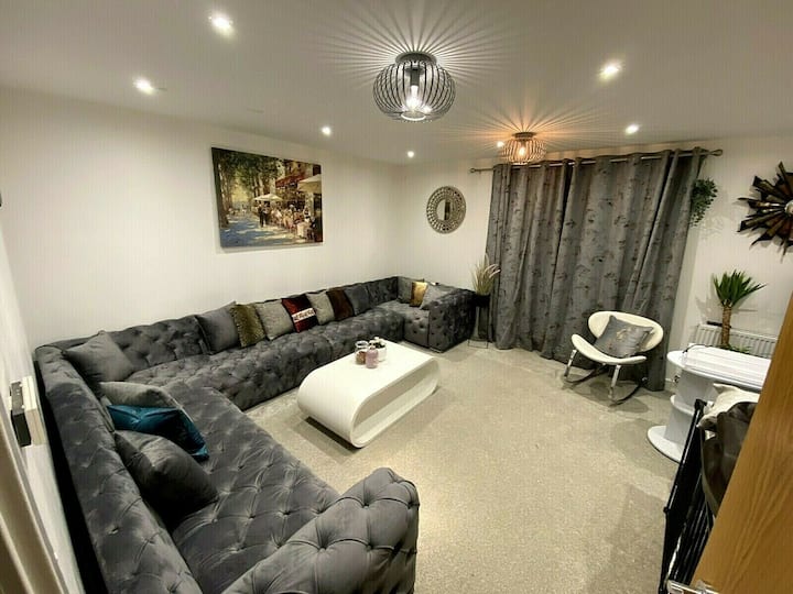 "Genie" En-suite Room | Breakfast | Free Parking - Leeds