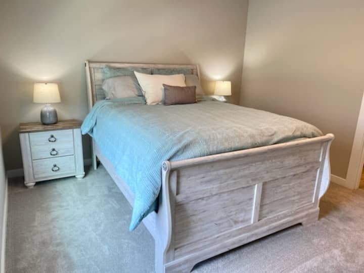 带标准双人雪橇床的主卧