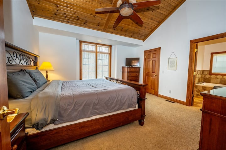 Krevat master,  kati i parë, banjë në suitë - Krevat King Size