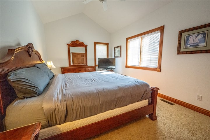 Dhoma e gjumit 2, pranë dhomës së gjumit Master, kati i parë, banja e plotë është jashtë dhomës ngjitur me dhomën - Krevat King Size