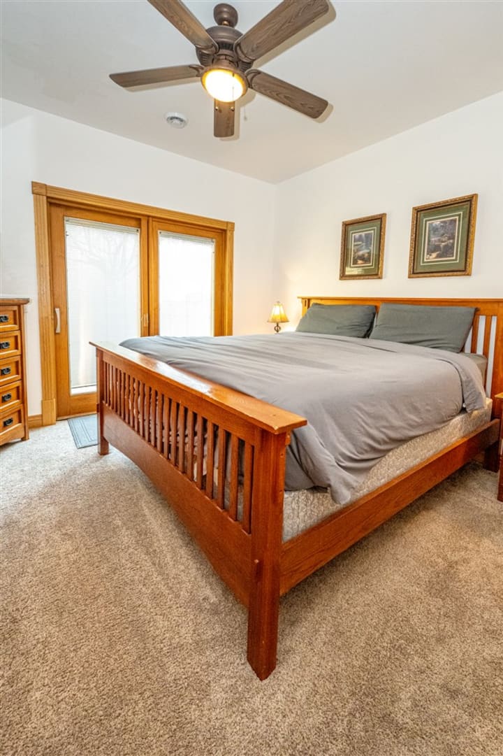 Dhoma e gjumit 3, banja është jashtë dhomës së gjumit, krevat dopio "king size"