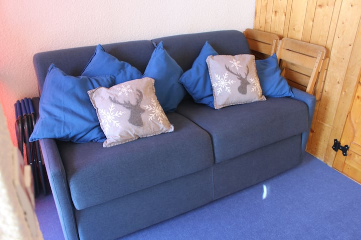 Разтегателен диван (2 места) в зоната за спане 