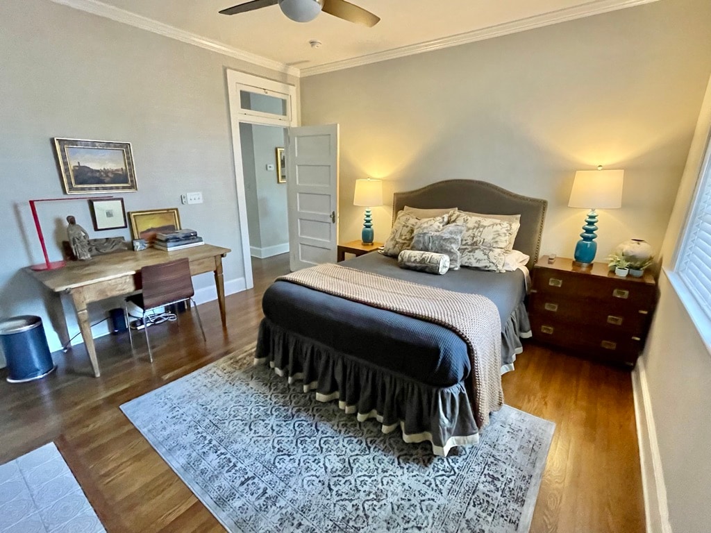 בחדר שינה מס '1 יש מיטת קווין סייז ותחנת עבודה ייעודית ואמבטיה פרטית