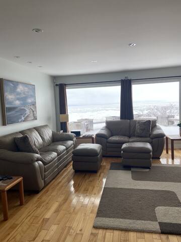 Spacious oceanfront home gallery image 2