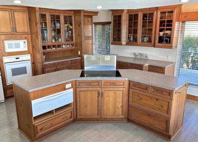 Spacious oceanfront home gallery image 4