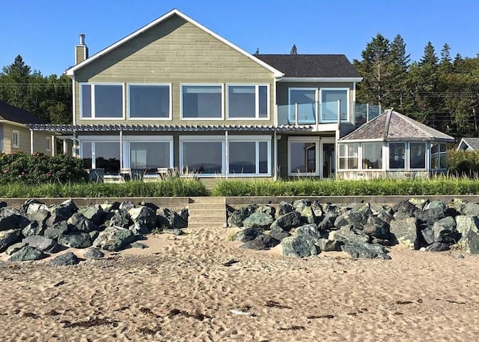 Spacious oceanfront home