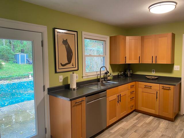 Stylish home in GREAT location! gallery image 5