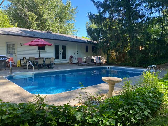 Stylish home in GREAT location! gallery image 2