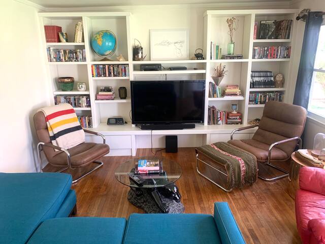 Stylish home in GREAT location! gallery image 3