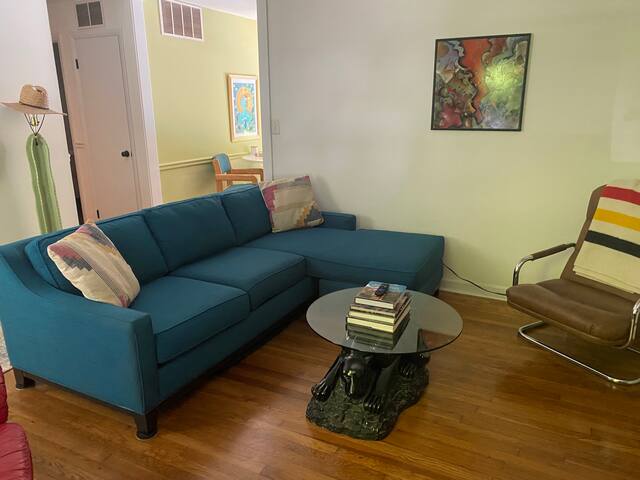 Stylish home in GREAT location! gallery image 4