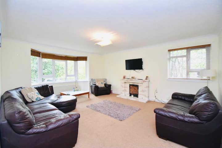 2 Bed Flat + Office + Kids Room, Sleeps 4 + 2 Kids - Glasgow