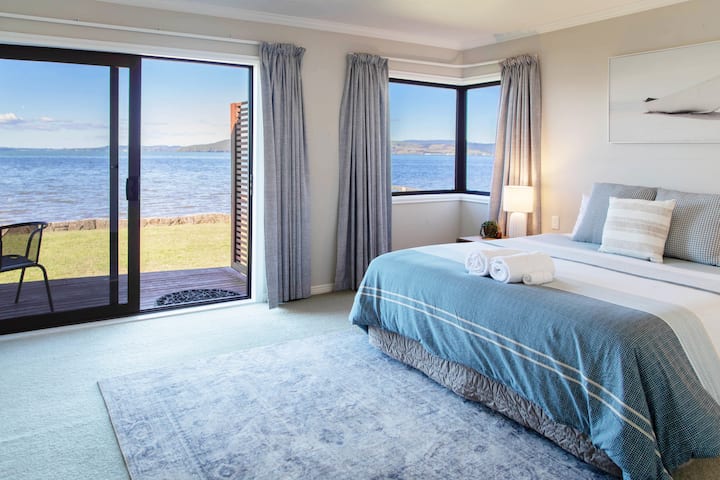 Pamjet e mrekullueshme panoramike të liqenit që do të shijohen nga dhoma kryesore e gjumit