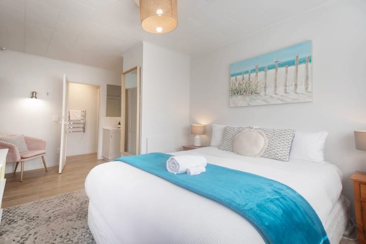 Fli me banesën ngjitur