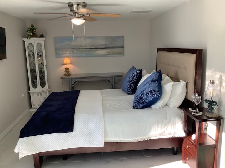 חדר שינה ראשי. מיטה מתכווננת. חדר ארונות עם חדר רחצה מובנה ופרטי