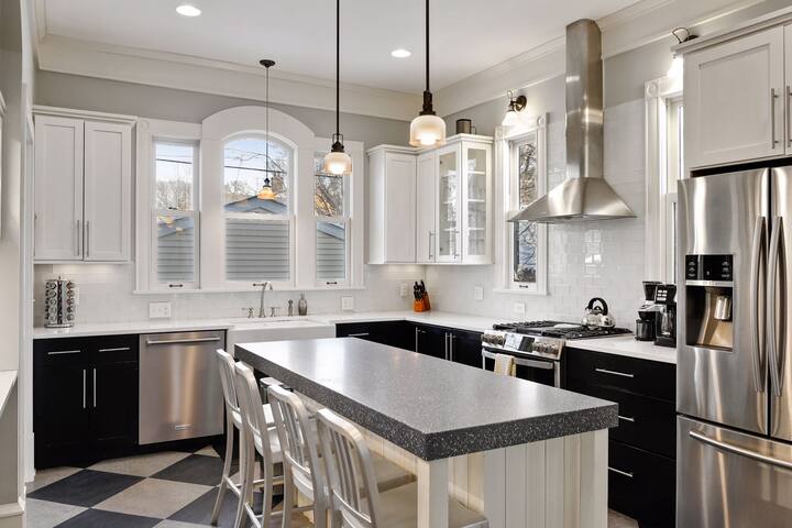 Perfect for Groups- Walkable to Grand/Summit/Selby