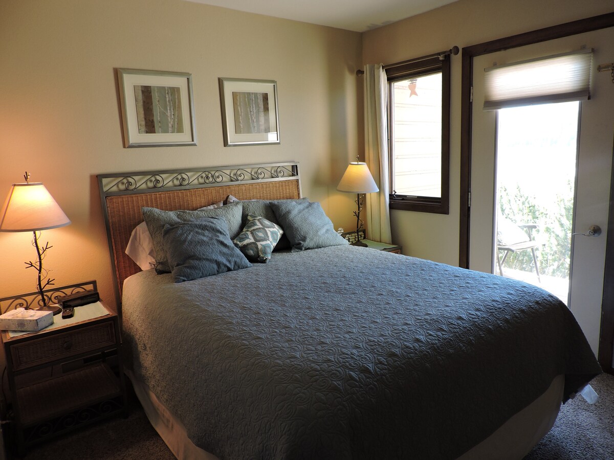 Manželská posteľ v spálni na nižšej úrovni 1.