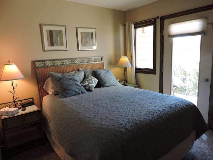 Двойно легло в спалня на по - ниско ниво 1.