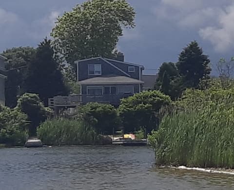 Water's Edge- 3 bed, 1.5 bath home with dock.