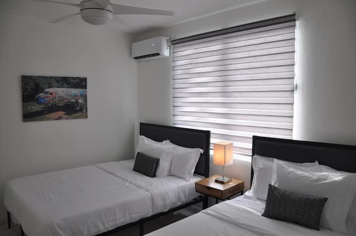 Спална соба 1 со 2 брачни кревети,  клима уред и вентилатор на таванот