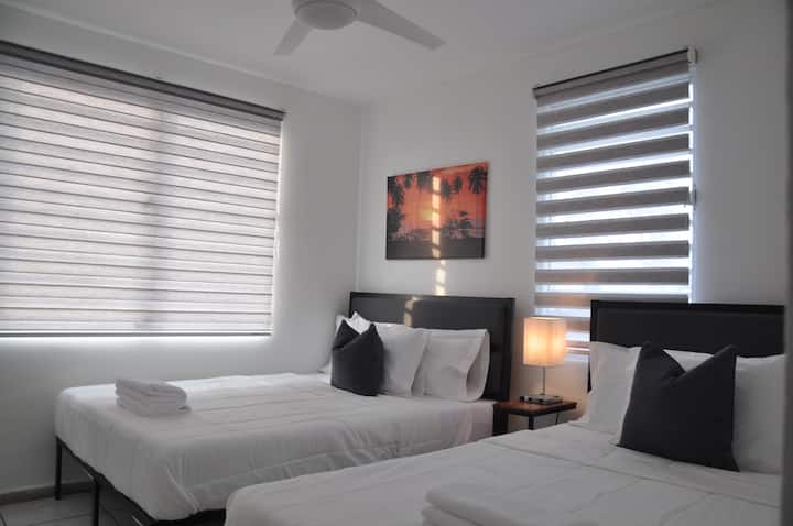 Спална соба 2 со 2 брачни кревета и клима уред