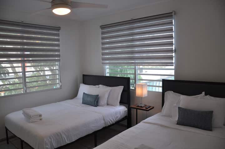 Спална соба 3 со 2 брачни кревети, клима уред и вентилатор на таванот 