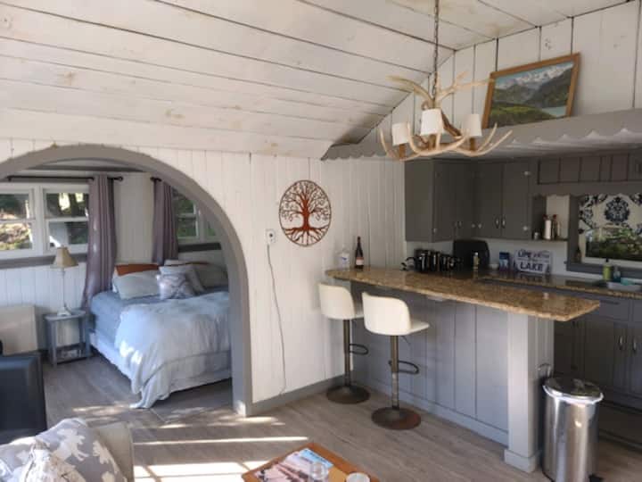 Bågväg till sängbad och veranda. Uppfart uppför kullen till grannar precis bakom. 